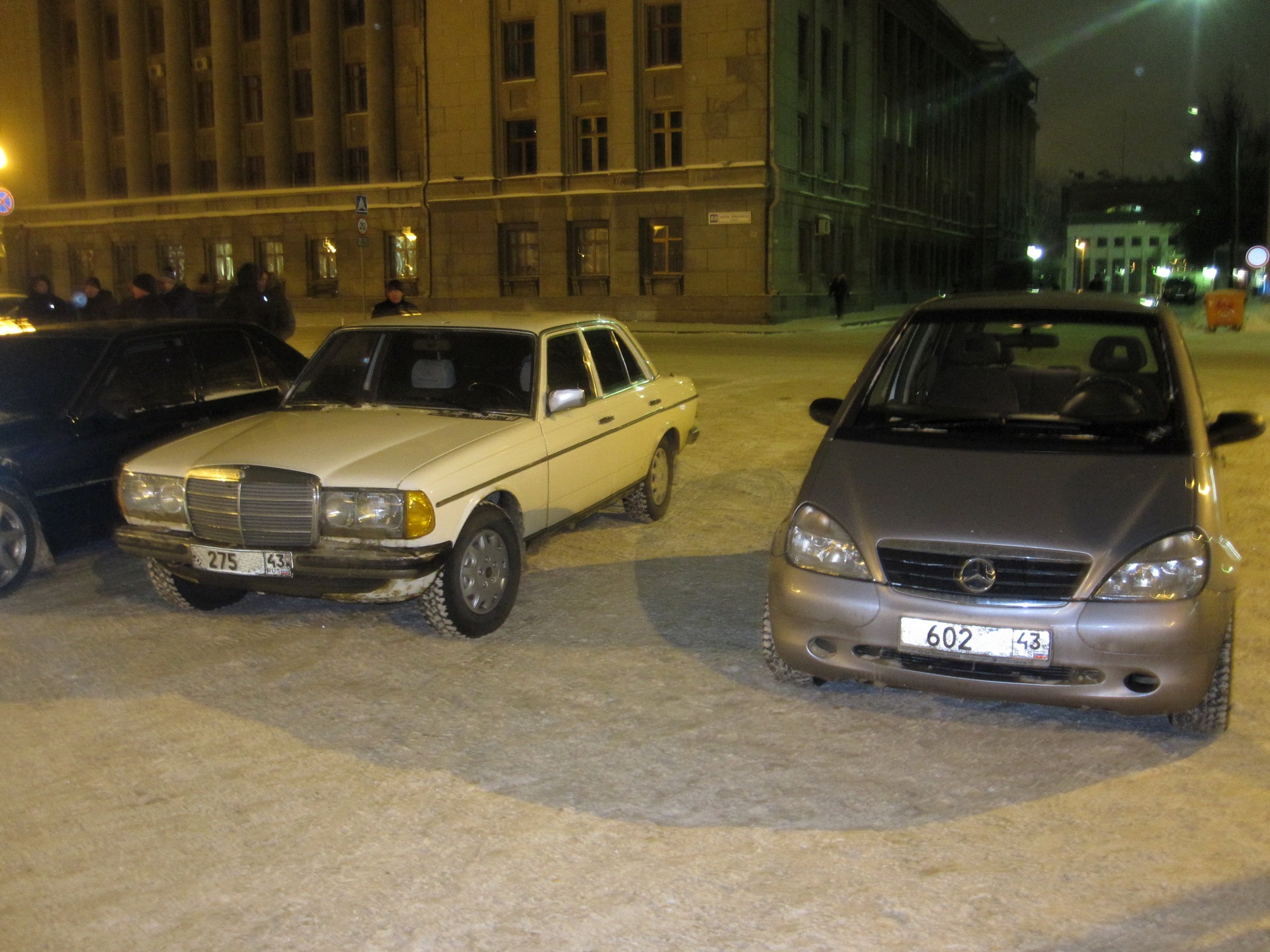 Очередь из мерседесов. Мерседес киров. Мерсе киров. Мерседес кирове. Мерседес киров.