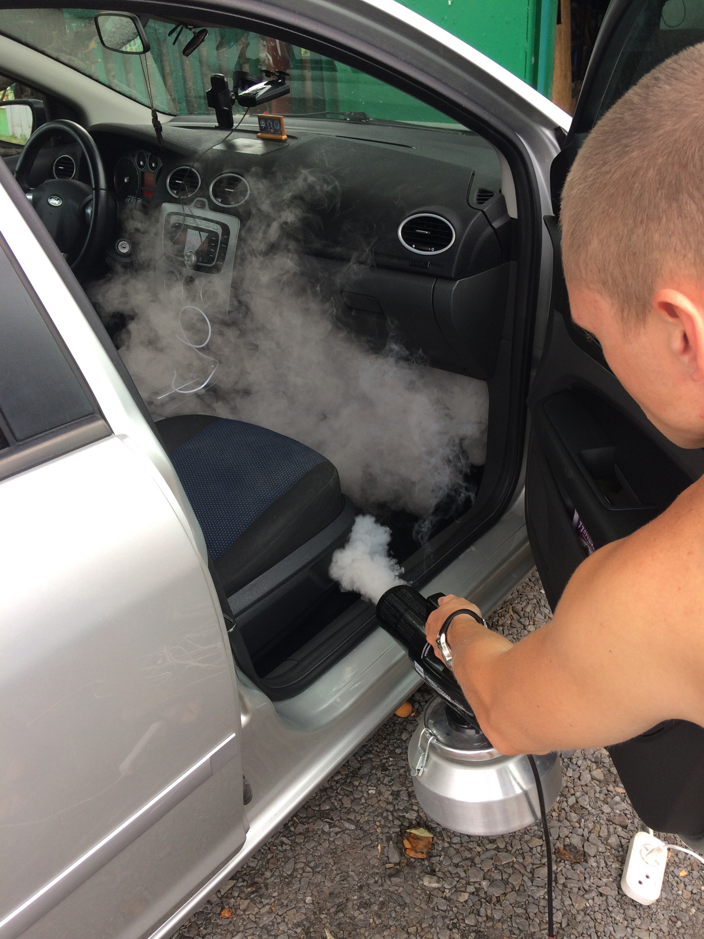 Сухой туман буша. Сухой туман для авто. Обработка салона автомобиля сухим туманом. Форд сухой туман. Сухой туман в машину своими руками.
