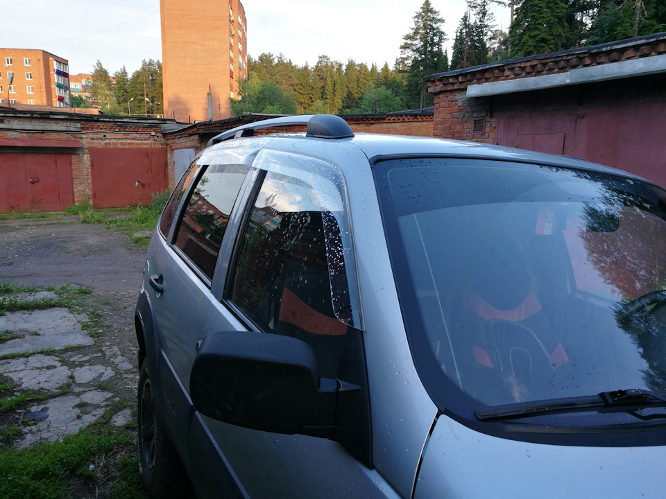 Ветровики (дефлекторы) на окна — Chevrolet Niva (1G), 1,7 л, 2011 года ...