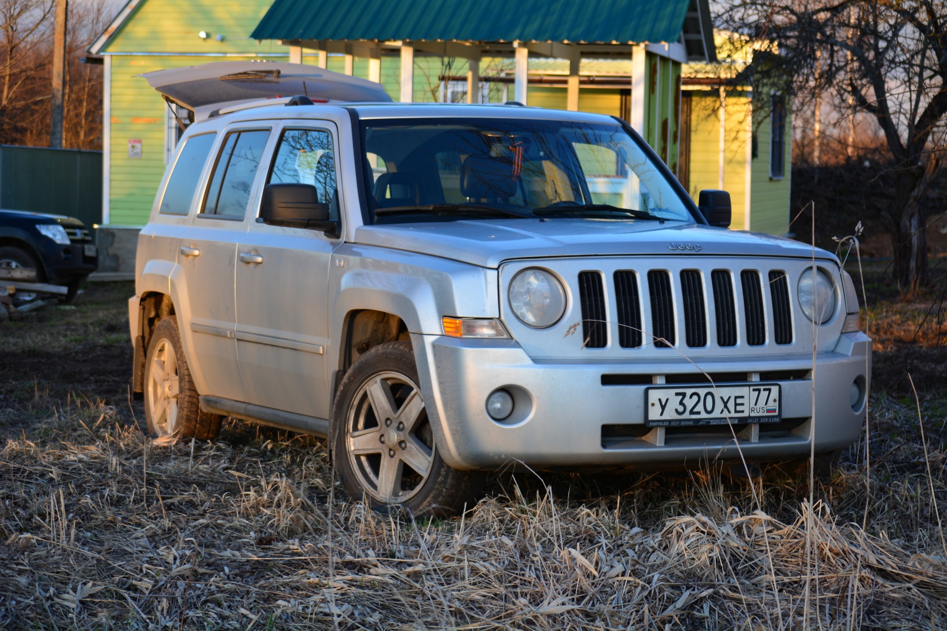 Девушка и Jeep Liberty