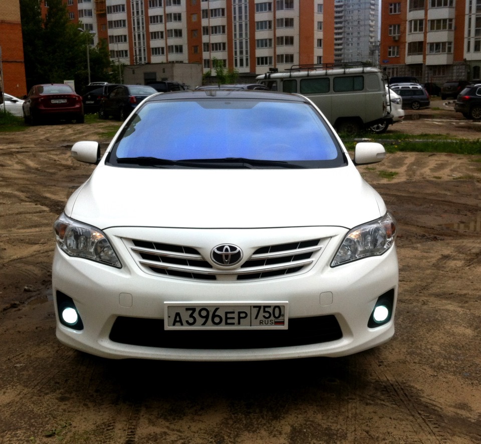 Стекло на тойоту короллу. Toyota Corolla e150. Тойота Королла е 150 кузов белый. Ксенон Тойота Королла 150. Тойота Королла 150 кузов ксенон.