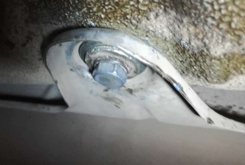 Обломалась шпилька экрана глушителя. — Lada Калина 2 хэтчбек, 1,6 л ...