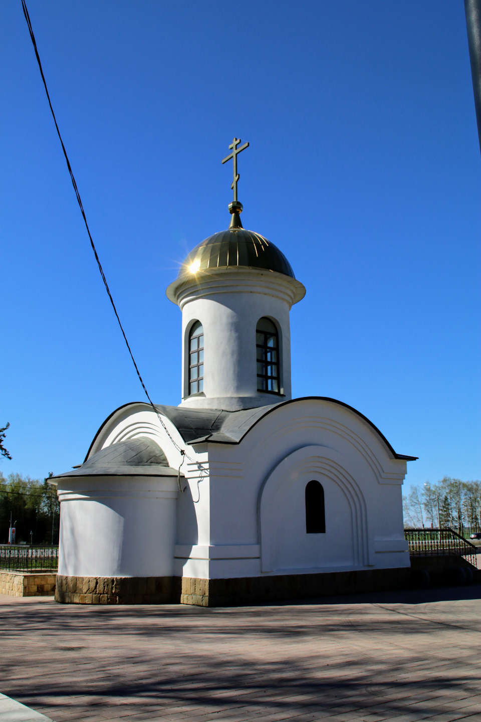 Памятник бутылка с разбитыми машинами на минском шоссе. Смотреть фото Памятник бутылка с разбитыми машинами на минском шоссе. Смотреть картинку Памятник бутылка с разбитыми машинами на минском шоссе. Картинка про Памятник бутылка с разбитыми машинами на минском шоссе. Фото Памятник бутылка с разбитыми машинами на минском шоссе