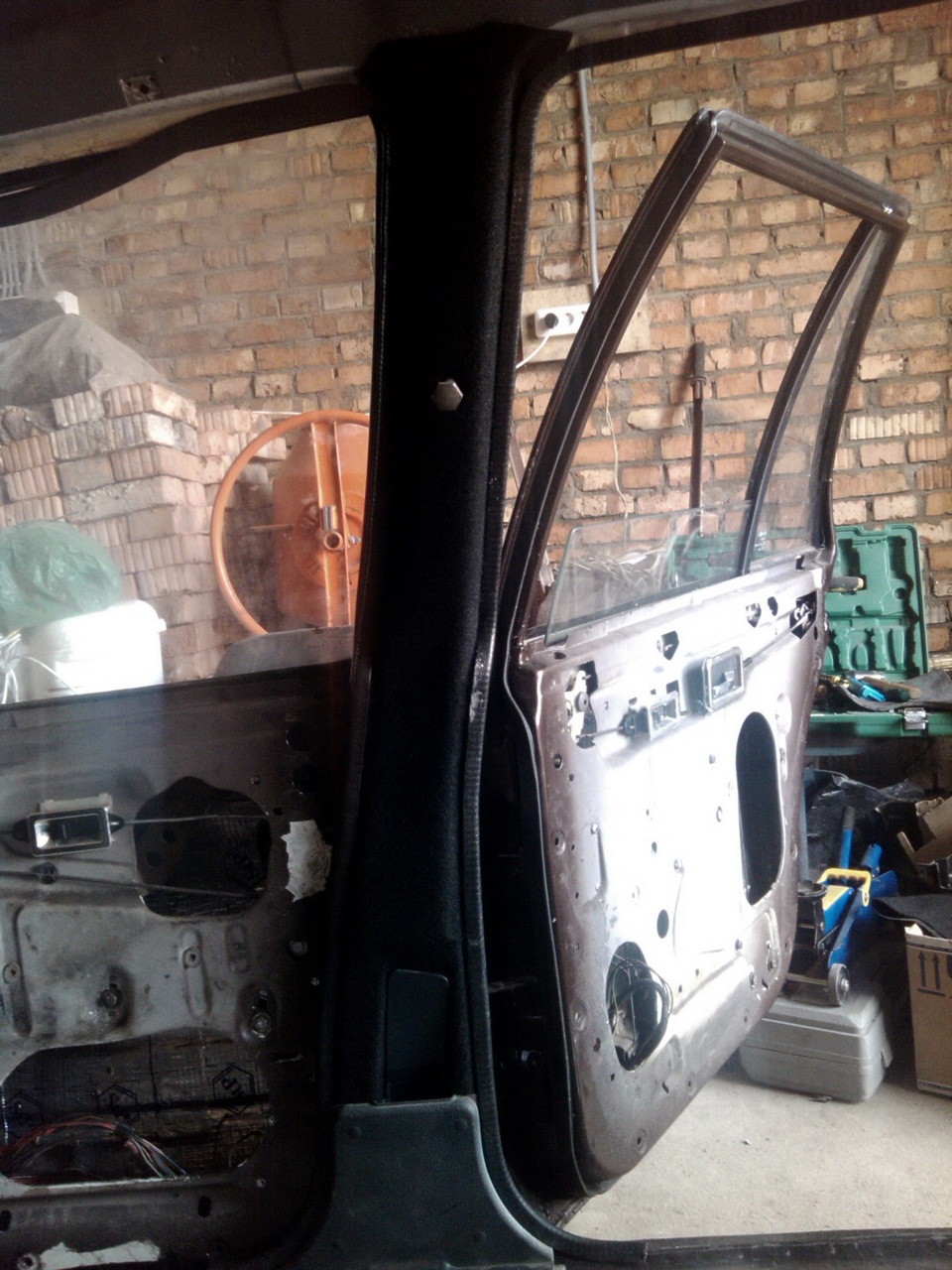 стойки с проклейкой битопласта обтянуты — Opel Rekord E