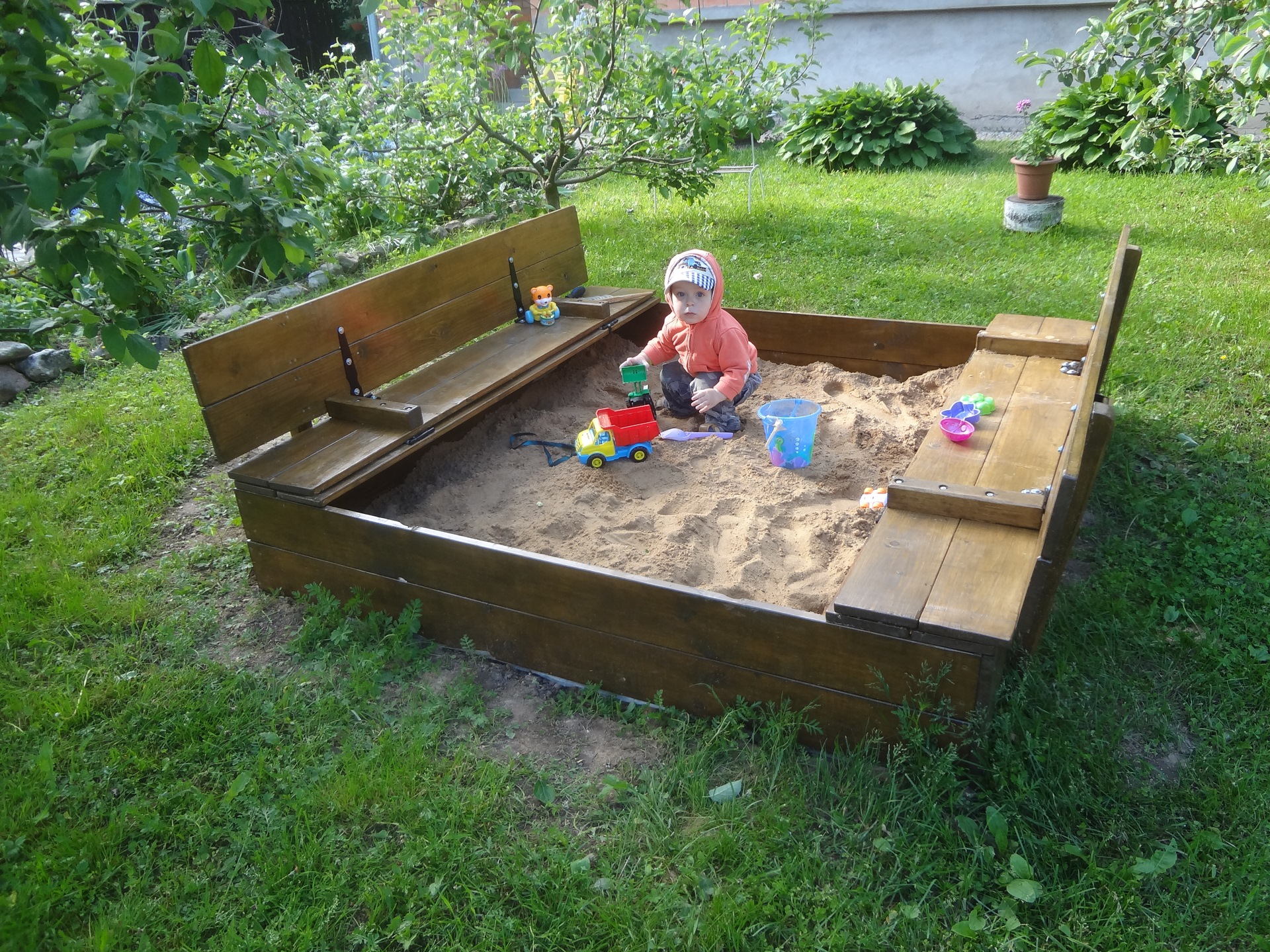 Фото песочницы для детей с крышкой