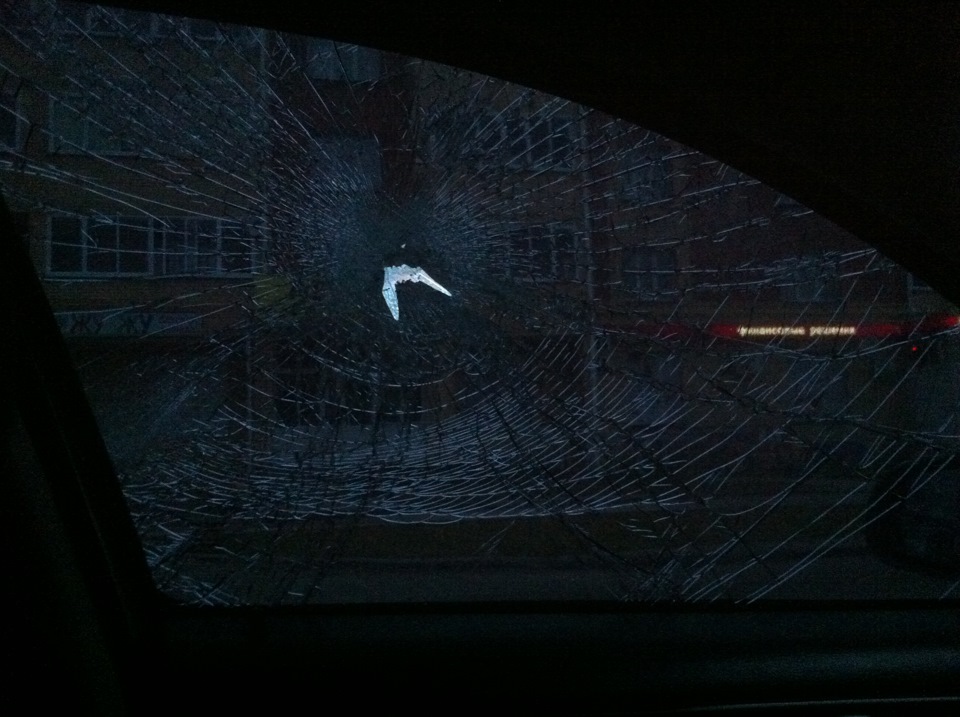 разбили лобовое и водительское стекло… — Volvo XC70 II, 2,4 л, 2001 ...