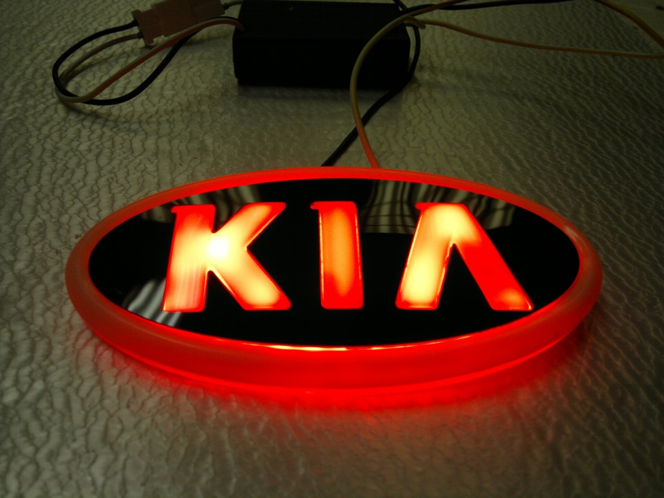 Подсветка купить алиэкспресс. Шильдик Киа Рио 3 с подсветкой. Светящийся логотип Киа Спортейдж 3. Kia Rio светящийся значок. Значок Kia с подсветкой.