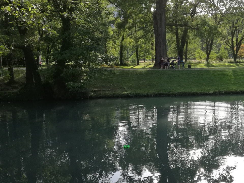 Если присмотреться, видны ее зеленые колеса. Достать машинку подручными средствами не удалось. — Audi A4 (B9)