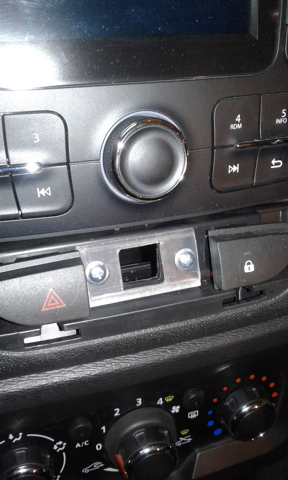 Закрепил саморезами. — Lada XRAY