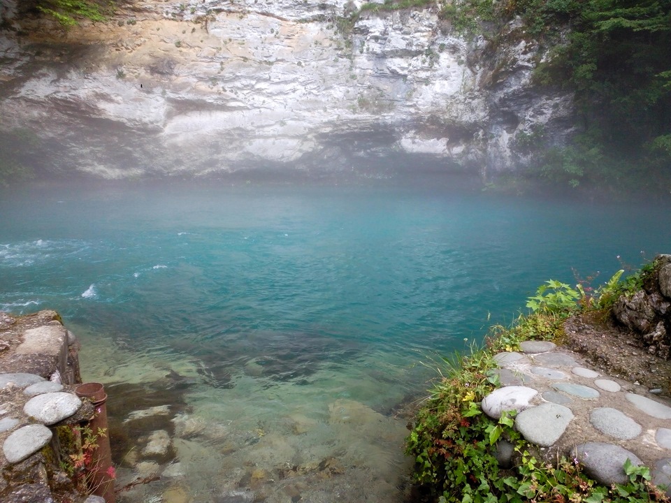 Голубые абхазии. Озеро Цхына Абхазия. Голубое озеро Абхазия Легенда. Голубое озеро Абхазия медведь. Голубое озеро Адлер.