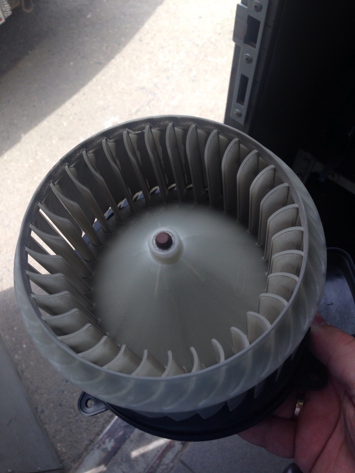 Вибрация на руле от вентилятора кондиционера — Audi A6 (C7), 2 л, 2013 ...