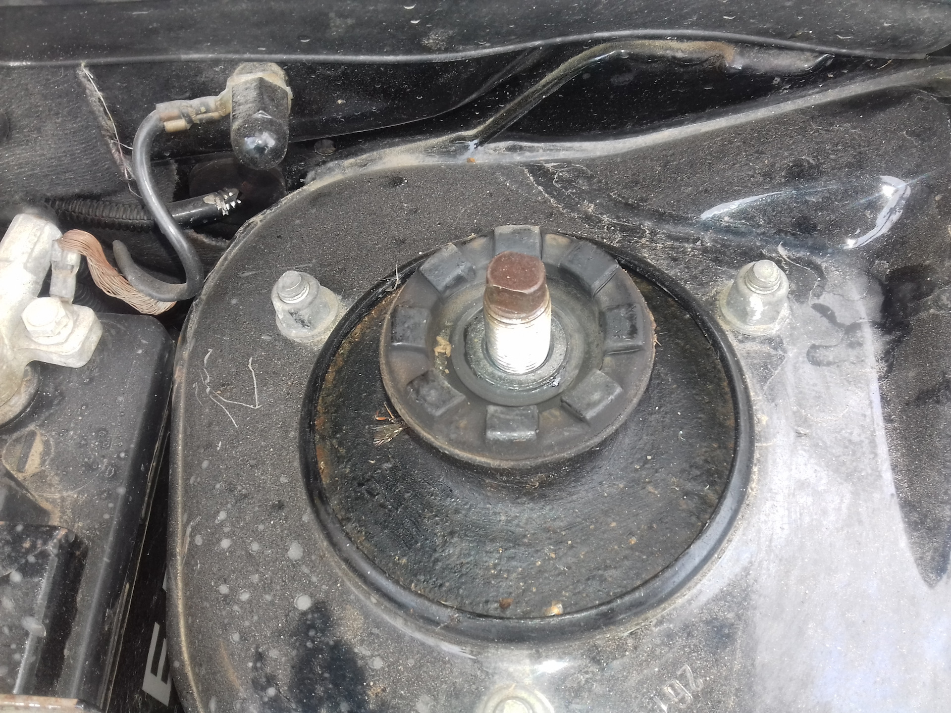 Опорный подшипник калина 2 универсал. Замена опорных подшипников приора. Опорник калина 2. Опора стойки калина. Калина замена опорного.