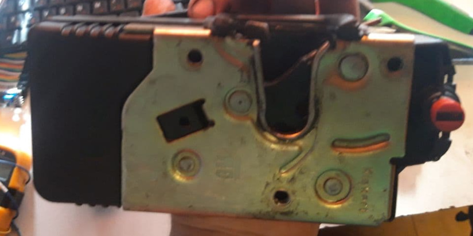 Починка замка задней левой двери — замена концевика. Опель Вектра ...