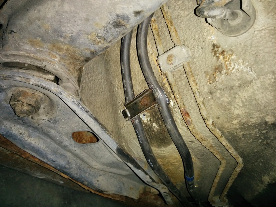 Тормозная магистраль газ 3110. Топливная магистраль ауди 80. Ремонт топливных магистралей. Топливные магистрали bmw e60 на днище. Ремонт топливных магистралей.