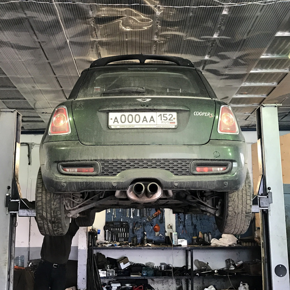 Замена зданих тормозых дисков + колодок — MINI Cooper S Mk II, 1,6 л ...