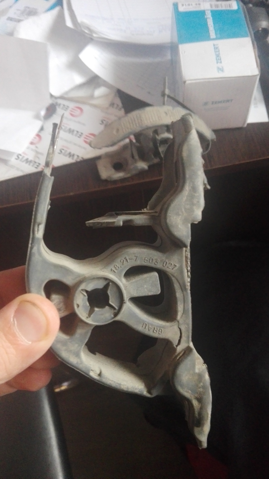 Замена резинок подвески глушителя — BMW X5 (E53), 4,4 л, 2000 года ...