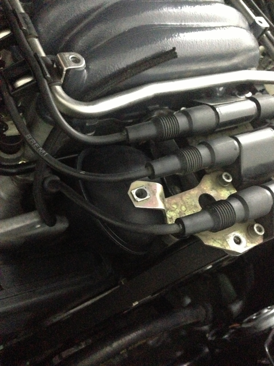 Пластиковый ресивер крепится за кронштейн насоса ГУР — Audi A6 (C4)