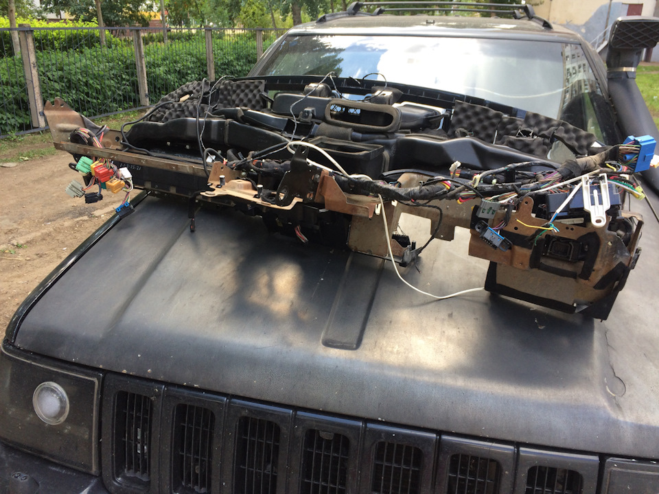 эта зараза очень тяжелая и неудобная, но я ее все таки выкорчевал и оттащил домой, т.к. в джипе уже не осталось места — Jeep Grand Cherokee (ZJ)