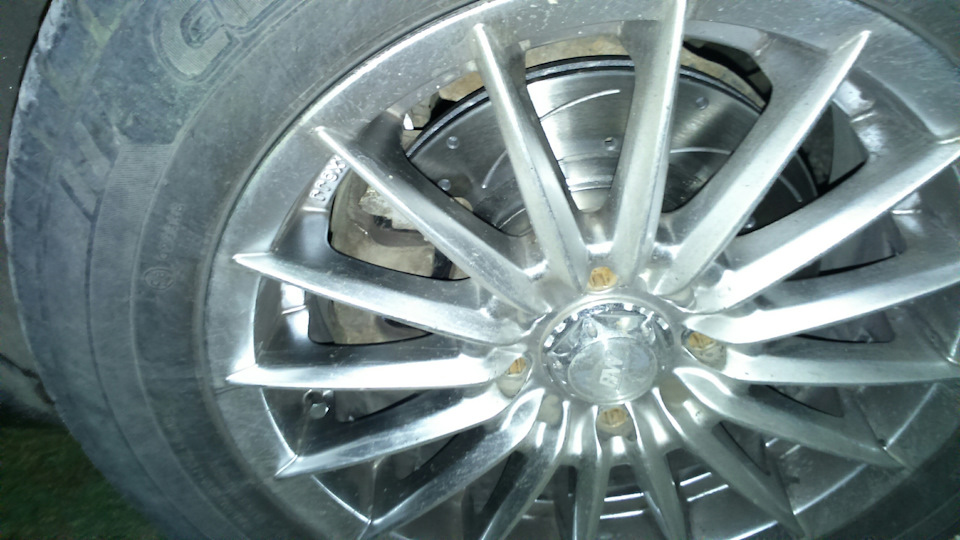 Поменял сегодня тормозные диски и колодки. — DRIVE2