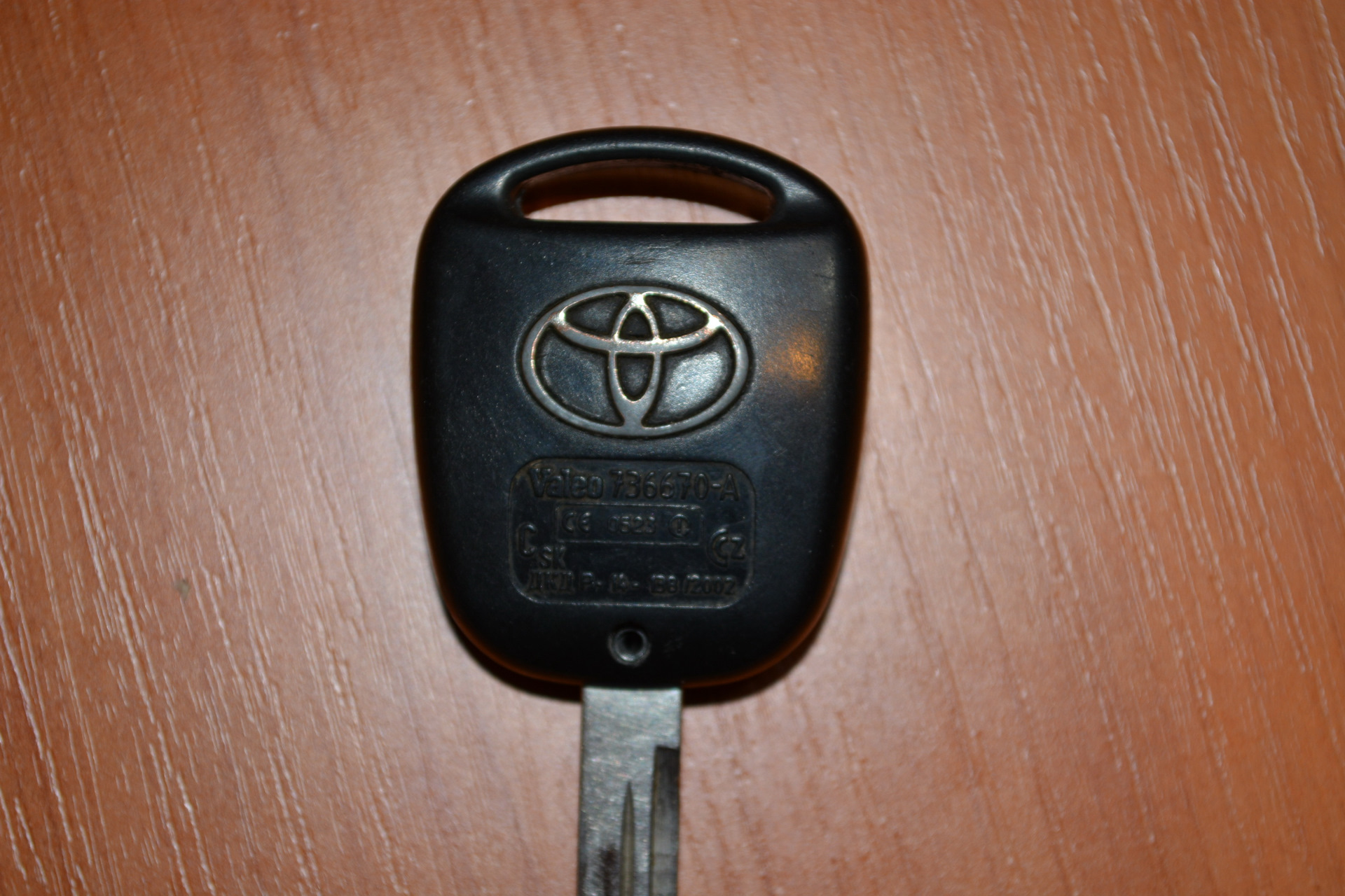 Масляный ключ тойота. Toyota Hilux батарейка в Ключе зажигания. Батарейка в ключ Тойота Авенсис 2004 года. Тойота Авенсис 2001 кнопка рядом с замком. Батарейка ключа на Тойота аурис 2008 года фото модели.