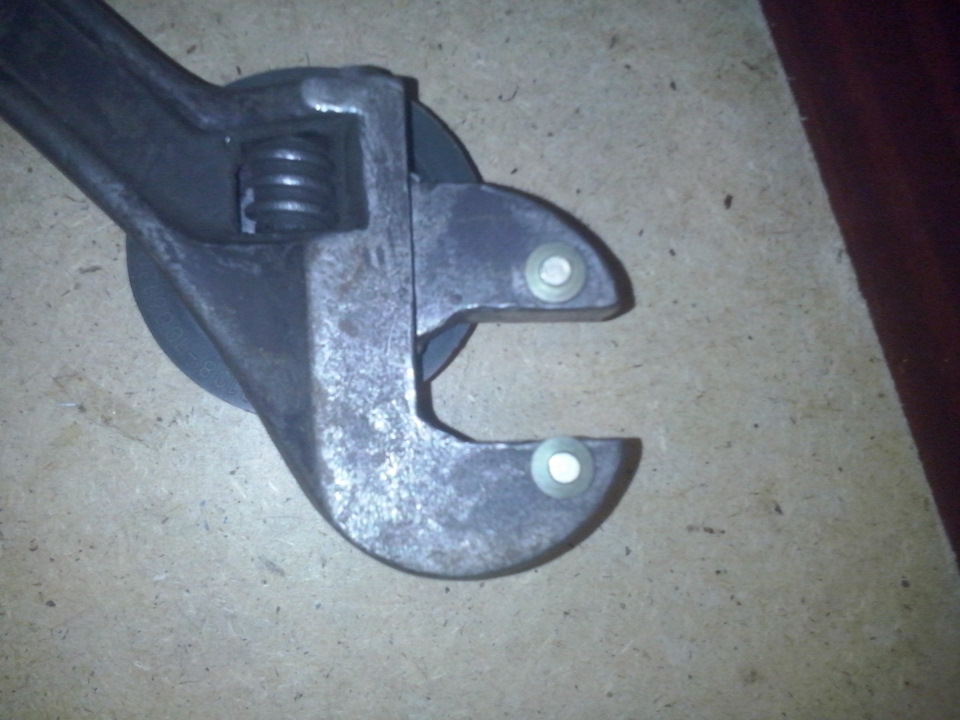 Универсальный ключ для откручивания плоских резьбовых пробок.И не ...