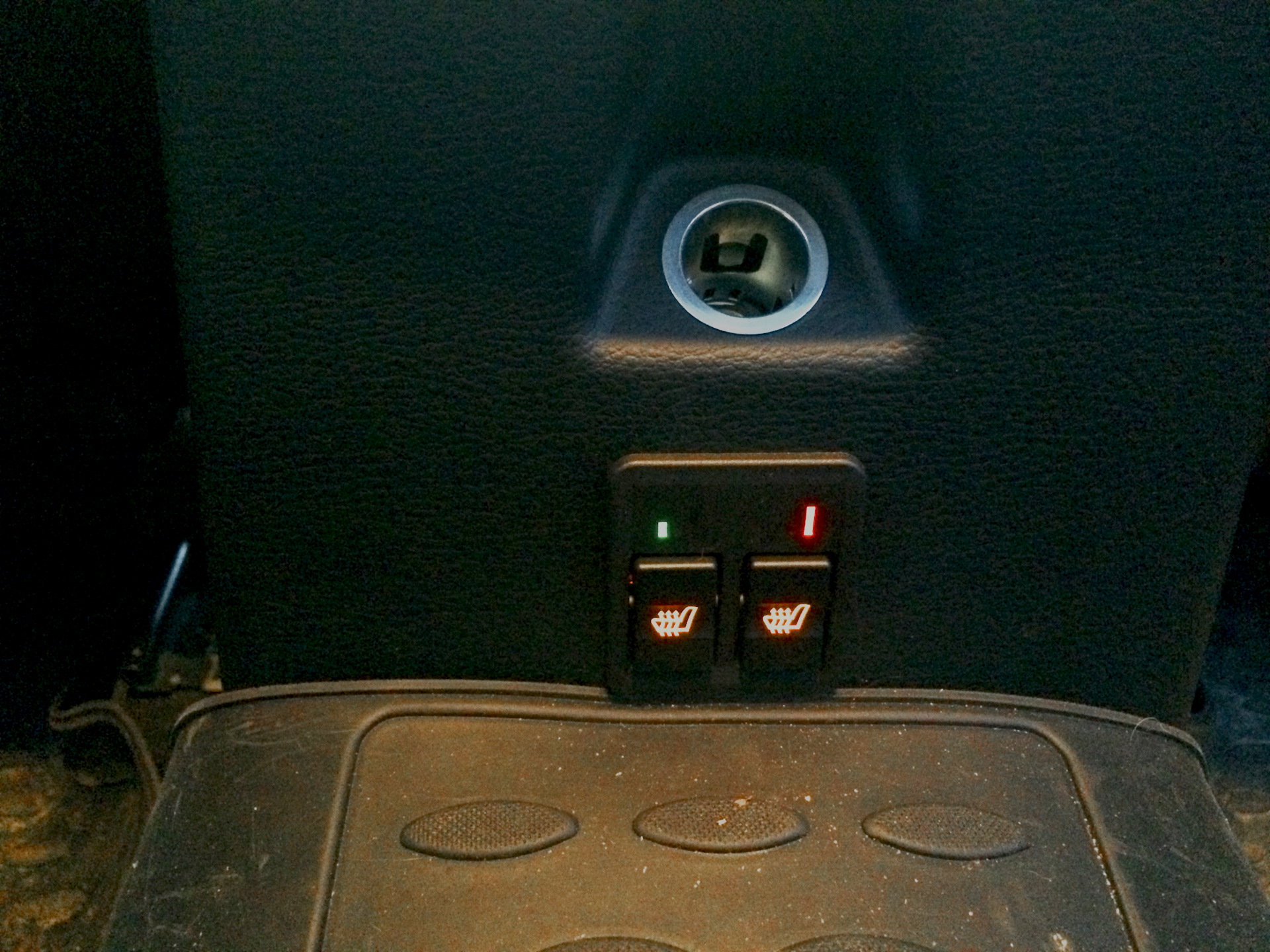 Установка подогрева задних сидений. Установка подогрева задних сидений. Подогрев заднего сидения highlander xu70. Кнопки подогрева задних сидений ford focus. Xc60 подогрев задних сидений.