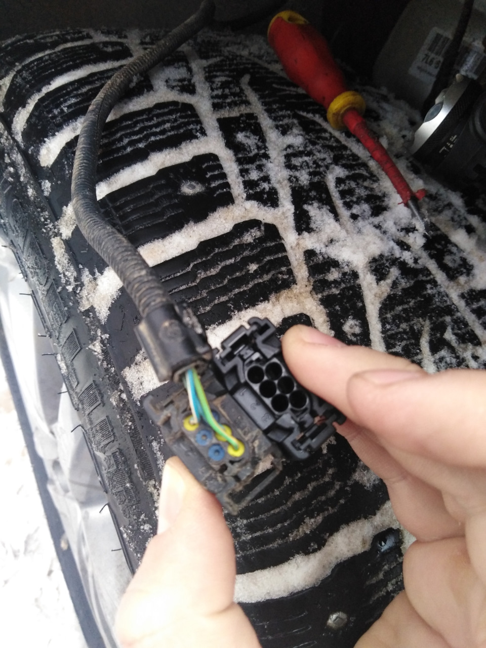 Замена фишки переднего датчика дорожного просвета — Volkswagen Touareg ...