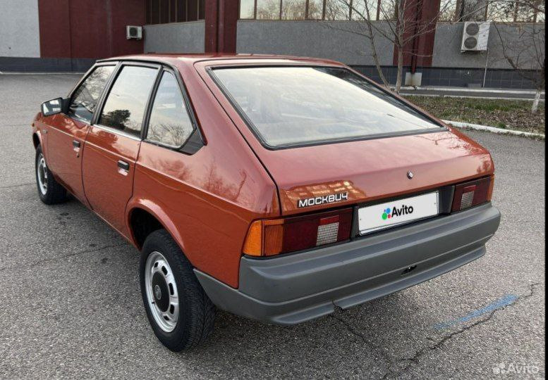 Отсутствие расшивки между задним крылом и крышей-шов пойдет в 1988 году.Раннее он залуживался и не был виден. — Москвич 2141