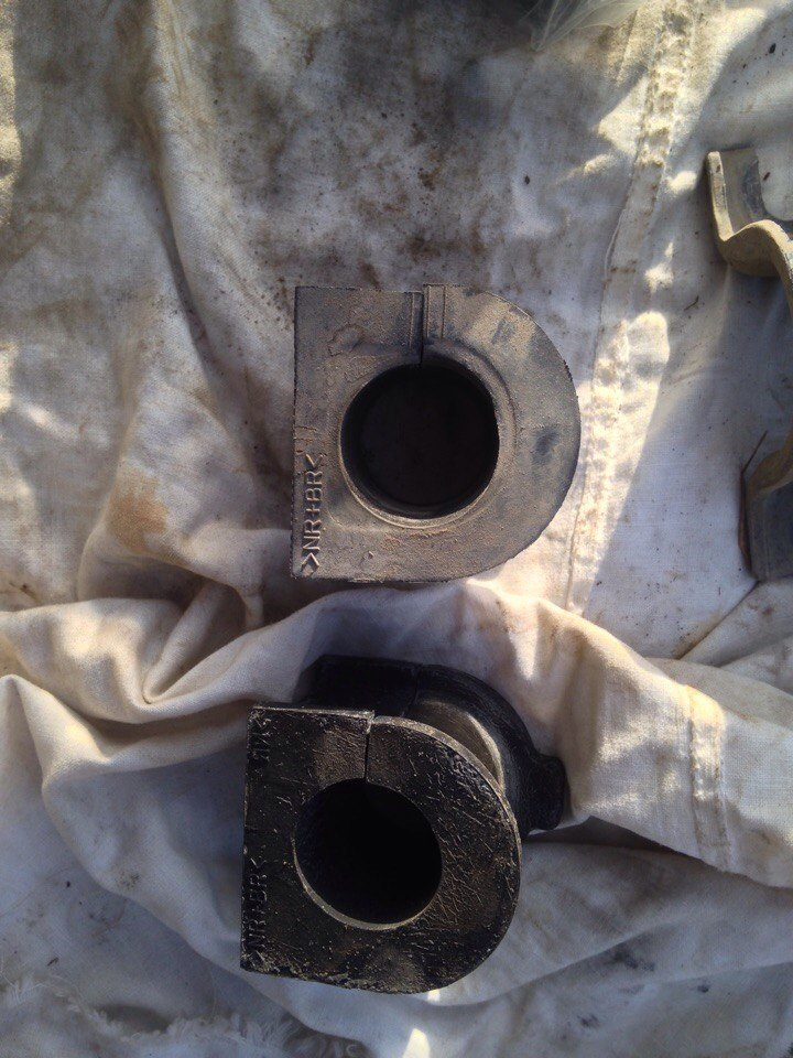 Втулки стабилизатора тойота аурис 2008. Втулки стабилизатора передние дискавери 2. Втулка стабилизатора королла ее96. Стучит втулка. Замена втулок заднего амортизатора солярис.