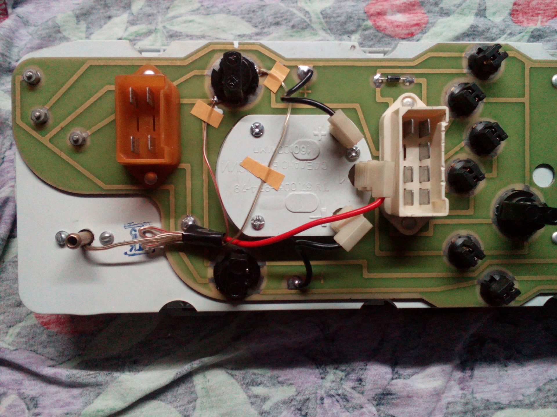 Прибор поверхность. Плата приборной панели ВАЗ 2107. Пересвет щитка приборов ВАЗ 2107. Плата щетка приборов ваз2107. Плата панели приборов ВАЗ 2107 лампочки.