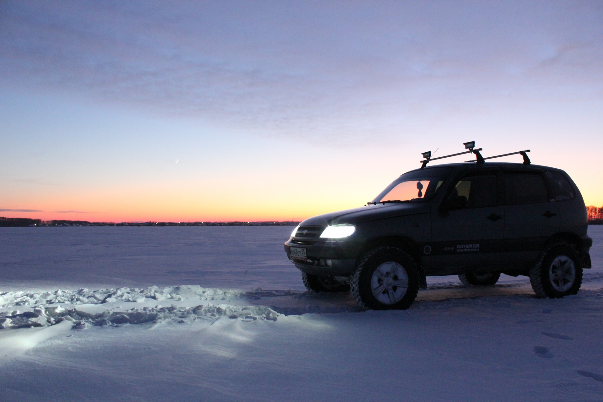 Chevrolet Niva белая Offroad