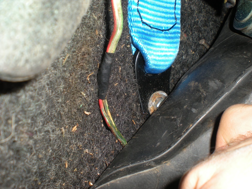 в полу банально сделал дырки и прилепил на сквозной болт кстати не советую его лепить куда то к сидению потому как оно хлипко закреплено и если что оно сидение первое оторвется, а так вся Ваша туша будет крепко закреплена — Lada 2106