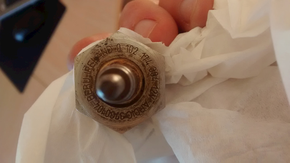 свеча очищена от налёта грязи и ржи — Volvo S80 (1G)