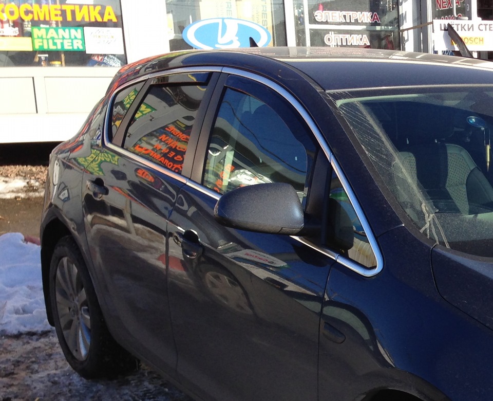 Ветровики на опель астра н хэтчбек. Дефлектор опель астра h. Дефлекторы на окна опель астра h. Опель астра 3-х дверная 2007. Опель астра h ветровики.