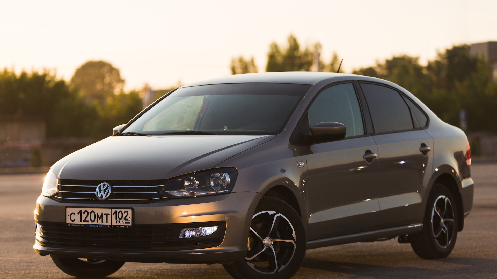 Volkswagen Polo sedan коричневый