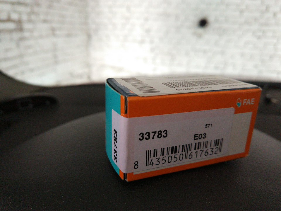 Датчик температуры охлаждающей жидкости (ДТОЖ) — Audi A4 (B6). Запчасти на фото: 33783, 1435050