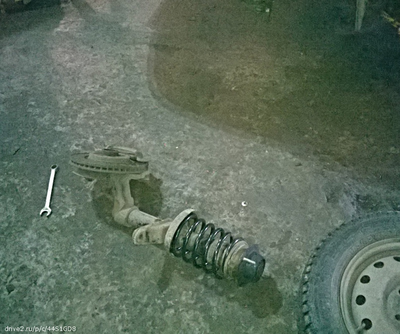 Замена передней пружины дэу нексия. 123c2a1s 960. Замена передней пружины дэу нексия фото. Замена передней пружины дэу нексия-123c2a1s 960. картинка Замена передней пружины дэу нексия. картинка 123c2a1s 960. В те далёкие времена, когда на улице было много снега (т.е. две недели от сего момента, как я пишу этот текст) я обнаружил, что сломал переднюю правую пружину. Ну и ладно, пружины эти не менял никто и никогда, все те 193 тысячи — все их. Так вечно продолжаться не может же. Но обломок пружины лежал там и звенел, мерзенько так, вот как асфальт начал таять, при проезде ямок он мерзенько и звенел, не мог я это терпеть уже, принимая во внимание, что проблема теперь уже локализована. Я своими кривыми пальцами не смог его достать когда нашёл. В свой последний визит в сервис я показал этот обломок пружины сервисменам, но там его тоже достать не смогли (хорошо, что сайлентблоки полиуретановые в балку поставили, а то ведь тоже сначала не хотели). Но я настаивать на немедленном извлечении не стал, ещё походит недельку, чего уж там. Кстати, на полиуретановых сайлентблоках рычагов я проехал уже 1656 км и так ничего и не понял. Сзади я не сидел, а на водительском и пассажирском местах спереди сиживал, но особого дискомфорта не заметил. Хотя говорят, что жёстко становится и плохо. Хотя, опять же, говорят, что за морем кур доят. Может просто я такой тупой, что до меня доходит плохо, нельзя этого исключать тоже. Впрочем, мёртвых сайлентов больше нет и менять на полиуретан больше нечего — надо ездить, различия найдутся, я уверен. Это как у меня было с распоркой стаканов: я много лет ездил и не понимал есть ли в ней смысл, доездился до того, что уже и забыл как без неё было, но стоило только её снять, как я сразу понял, что она нужна. Разница была настолько очевидна, что мне перестало быть понятно почему люди ездят на такой машине без распорки (стоит она копейки по-сути же, оправдываться неимением денег просто смешно). А пока сайлентблоки снашиваются машина подкидывает очередной сюрприз в виде пружин. Честно говоря, если бы пружина не сломалась, я бы вставил в неё межвитковую проставку, как я вставил в задние пружины и ездил бы так, но пружина сломана и надо менять. И вообще, задачи по ходовой надо закончить до того как окончательно придёт тепло и всё просохнет. Чтобы ездить, а не висеть на подъёмнике. А значит я опять в сервисе, вчера побывал.