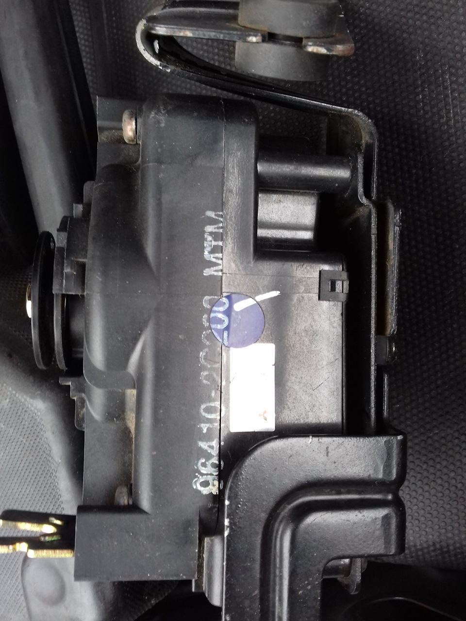 96410-2C200 вбиваешь в экзист волосы дыбом становятся от цен, но на авито можно найти начиная от 1000 р — KIA Ceed (1G). Запчасти на фото: 964102C200