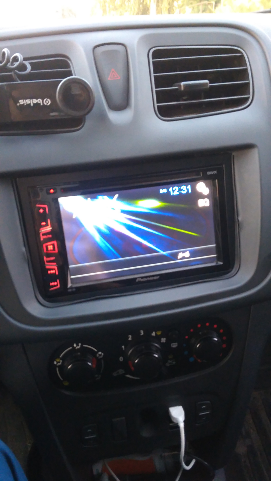 снять магнитолу сандеро 2