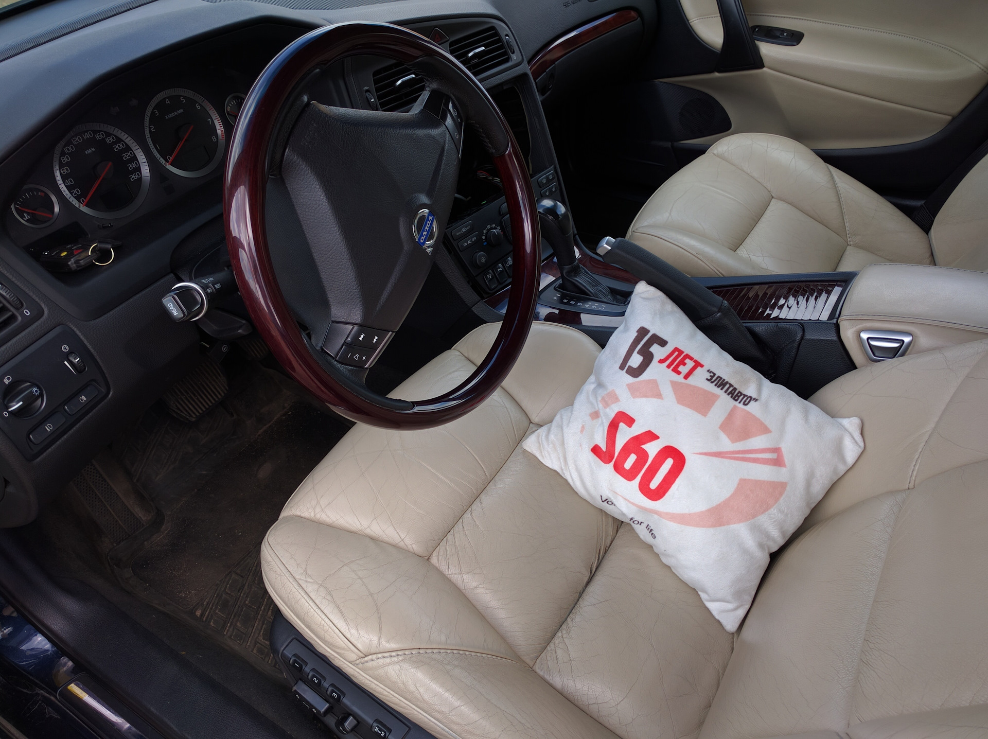 Подушка в дорогу — Volvo S60 (1G), 2,4 л, 2007 года | аксессуары | DRIVE2