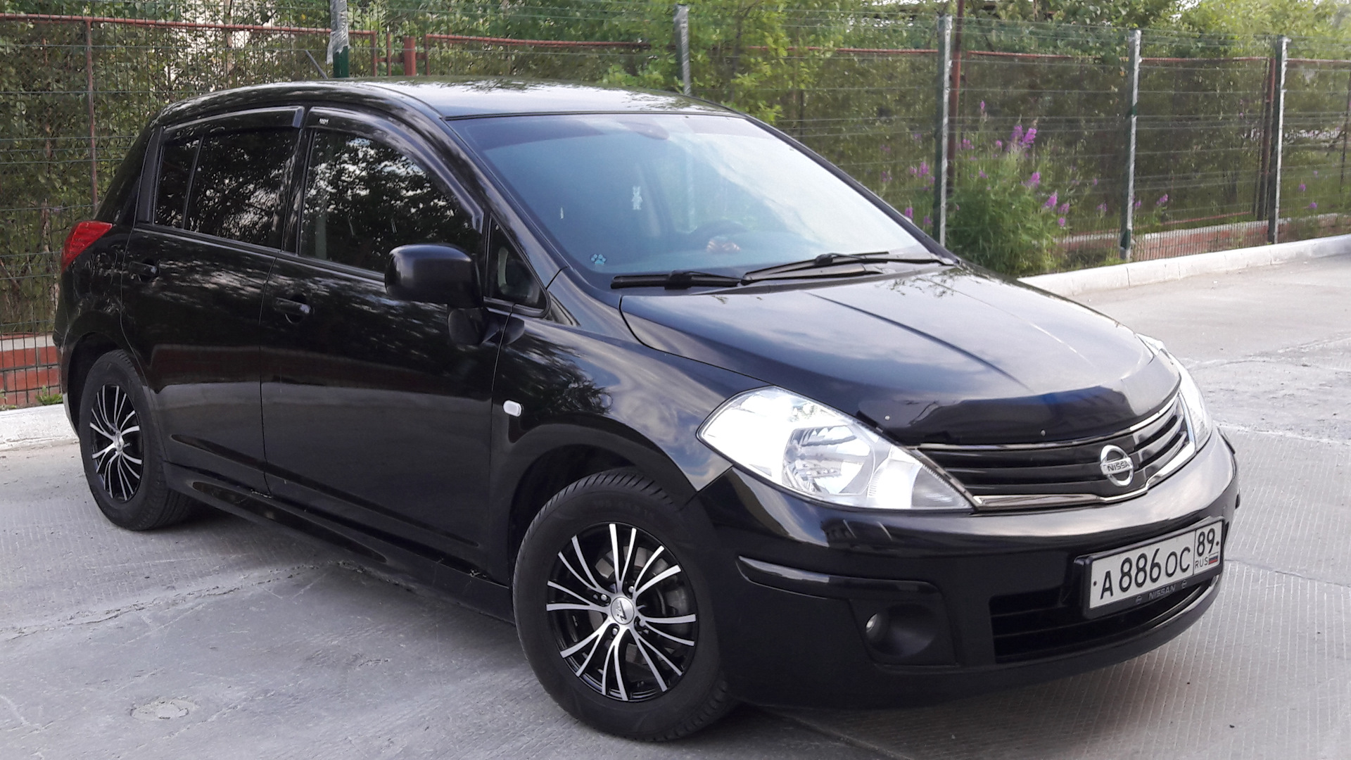 Диски тиида. Диски Ниссан Тиида 16. Nissan Tiida на дисках. Ниссан Тиида р17. Nissan Tiida 2011.