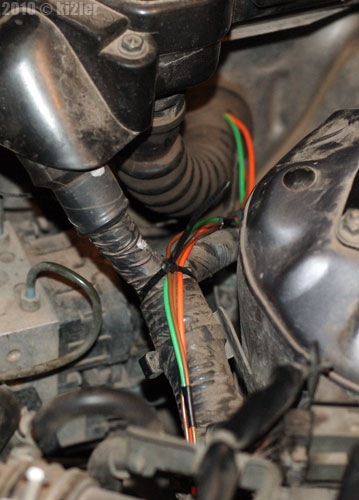 Это выход из салона в моторный отсек — Nissan Wingroad (Y11)