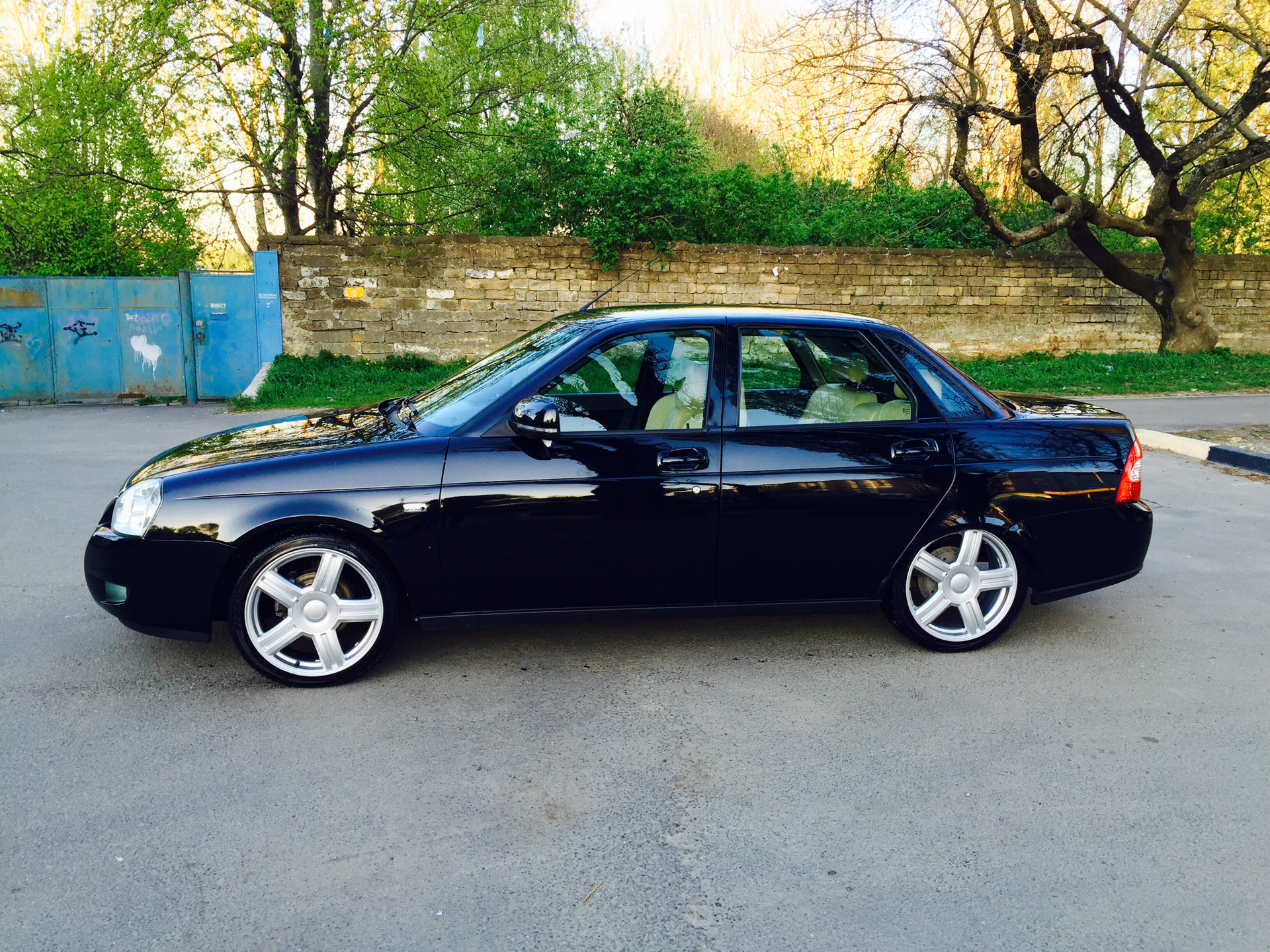 тюнинговая приора чёрная. лада приора седан черная на стиле. лада приора 2 на стиле. приора 2 седан на стиле. приора кварц седан на стиле.