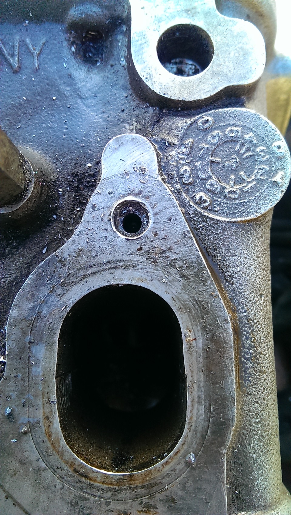 Как выкрутить обломок шпильки. — Audi A6 (C4), 2,6 л, 1995 года ...