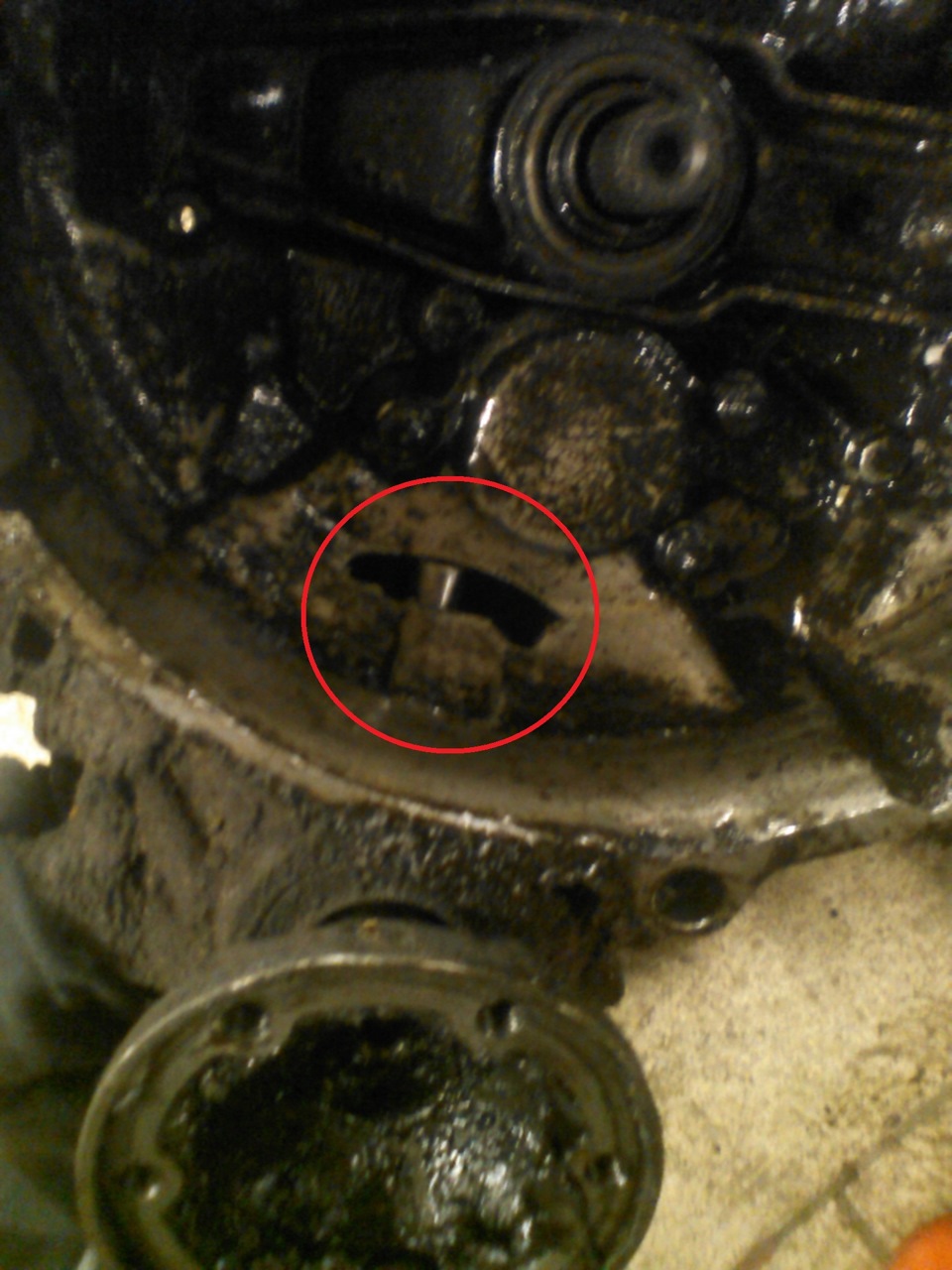 Вентиляция картера д 144. Сапунит с клапанной крышки. Сапун двигателя камаз 740. Ваз 2107 карбюратор дымит сапун причины. Сапун 2107 карбюратор.