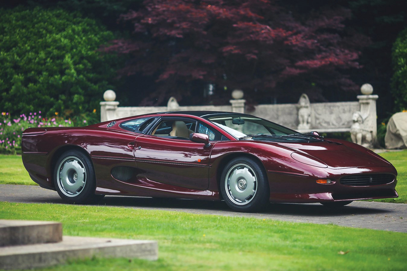 Ягуар xj220