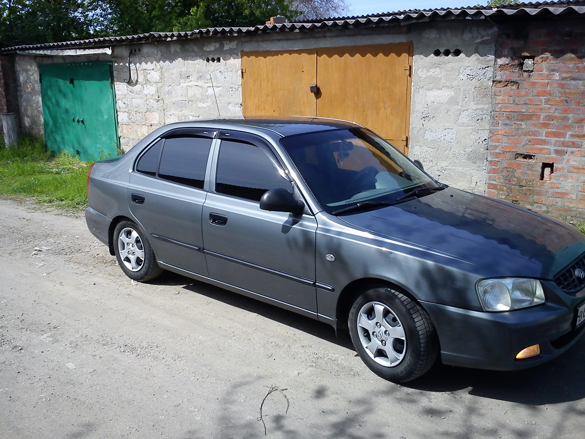 Купить акцент в краснодарском. Accent Hyundai тонированный 2005. Хендай акцент 2008 в тонированный. Хендай акцент тонированный. Хендай акцент 2004 тонированный.