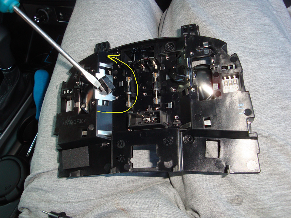 Повернуть патрон лампочки против часовой стрелки и вытянуть его на себя. — Hyundai Tucson (TL)