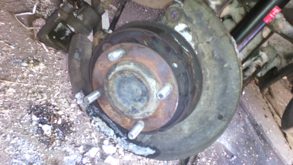 Левое заднее колесо вперед не крутится, крутится только назад ...