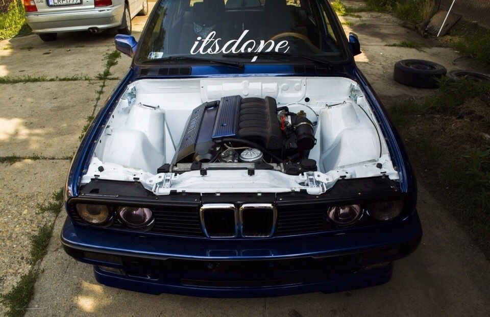 Clean look под капотом e30.